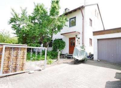 Top-renovierte 4-Zimmer-Wohnung mit Balkon und Kamin