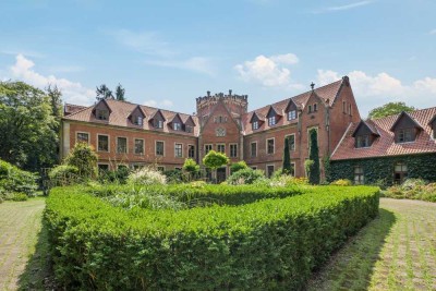 Rarität - Wohnen im Schloss                     Exklusive Wohnung mit traumhaften Balkon & Garage
