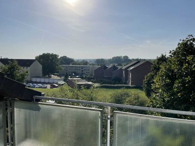 Helle 2-Zimmer Dachgeschosswohnung mit Balkon und Stellplatz