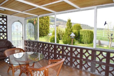 Gepflegtes Einfamilienhaus mit Garten und Garage in ruhiger Ortsrandlage von Ettringen.