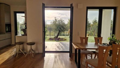 Exklusive 3-Zimmer-Neubauwohnung (120 m²) mit Terrasse & mediterranem Garten – möbliert & auf Zeit i