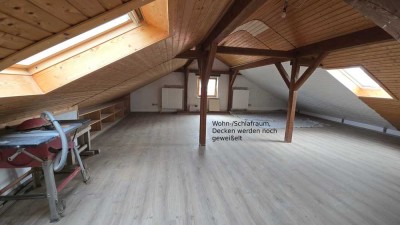 Großzügige, 2-Zimmer-Wohnung im Dachgeschoss eines sanierten 3-Familien-Hauses