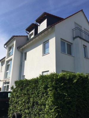 Neuwertige 2-Zimmer-DG-Wohnung mit Balkon und EBK in Eschborn