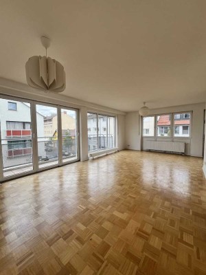 MT an CS zum 1.9. Stilvolle 2 Zimmer Wohnung im Zentrum von Niederrad