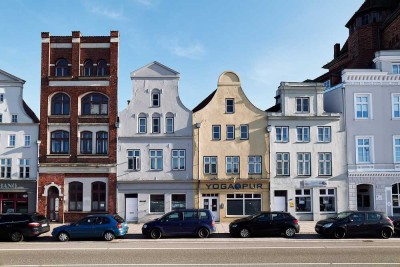 Etwas ganz besonderes: über zwei Etagen, sanierte 2-Zimmer-Erdgeschoss-Wohnung mit Terrasse, sofort