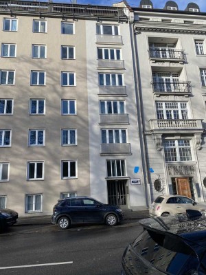 Renovierungsbedürftige  4-Zimmer-Wohnung mit  Balkon in München Lehel