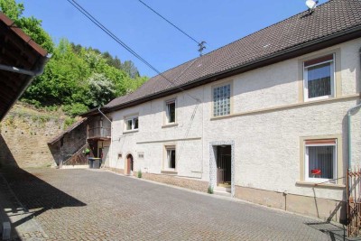 Einfamilienhaus mit Ställen und Scheune in Jeckenbach