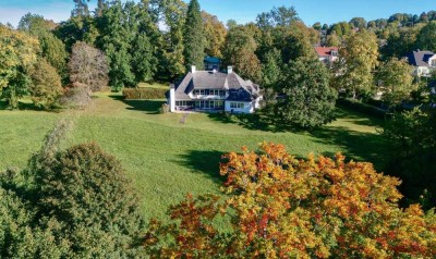 Licht, Weite, Natur – Villa auf großem Grundstück
