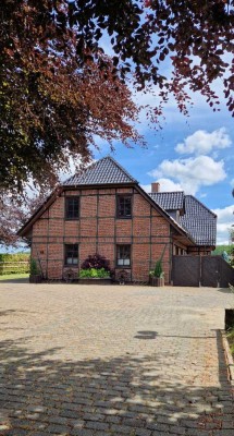 Fachwerk-Doppelhaushälfte auf dem Lande