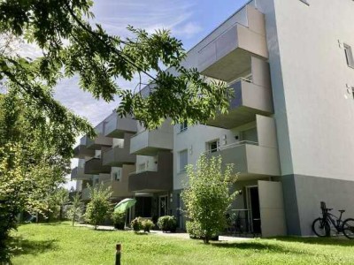 Helle neuwertige 2 Z. Wohnung mit Balkon inkl. EBK, TG-Stellplatz, Nähe Klinikum