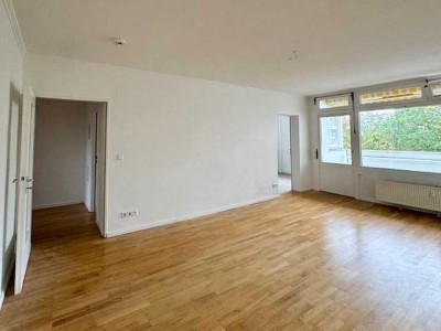 Lichtdurchflutete 3-Zimmer Wohnung mit Balkon und Tiefgarage in Westend - Bezugsfrei