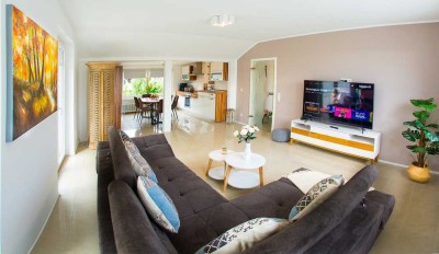 Möblierte, helle 4-ZKB mit Balkon. WG und Kurzzeitmiete möglich