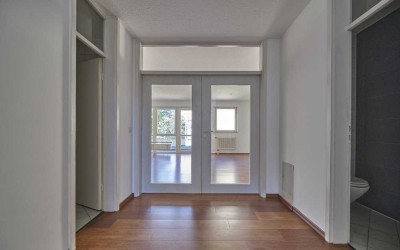 Moderne, lichtdurchflutete 2-Zi-Wohnung mit Balkon, Einbauküche und Tiefgaragenstellplatz