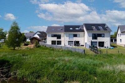 Schlüsselfertig ausgebautes Reihenendhaus mit Terrasse, Garten, 2 Stellplätzen, KFW 40 Effizienzhaus