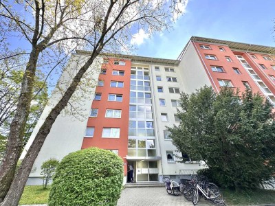 Ruhige 2 Zi. Whg. mit sonnigen Süd-Balkon / Nh. S1 - AB SOFORT FREI !!