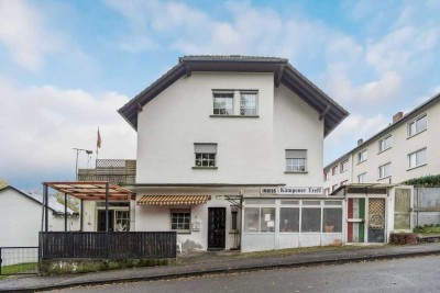 Mehrfamilienhaus mit fünf Wohneinheiten & Imbiss in Arnsberg–Gierskampen