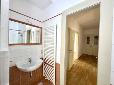Bezugsfreie Wohnung mit Abendsonnen-Balkon und Einbauküche in der Südvorstadt!