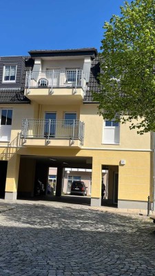 Erstbezug nach Sanierung: 2-Zi.-Whg. mit Balkon im Zentrum, aber dennoch ruhig