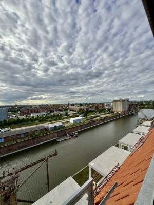 Ein Raumwohnung mit Ausblick, Wanne und Dachterrasse