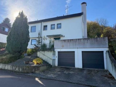 Großzügig u. komfortabel! Gepfl. EFH m. 5,3 Ar Grdst., Einliegerwhg. u. Doppelgarage in reizv. Lage!