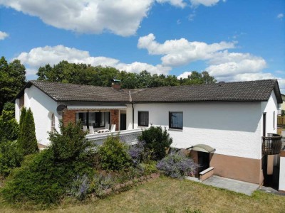 Bungalow mit Vollkeller und 2 Garagen in Bestlage von Burglengenfeld