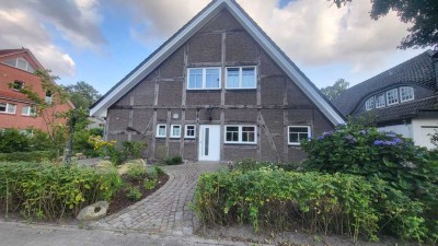 Modernisiertes Einfamilienhaus mit hochwertig angelegtem Garten, Bürohäuschen & Schwimmteich