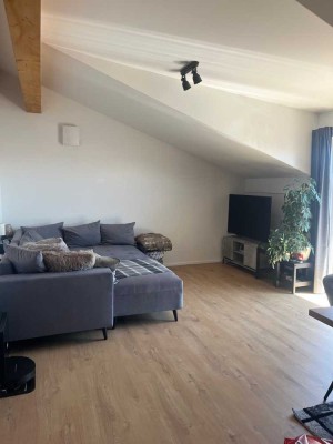 Exklusive 3-Zimmer-Dachgeschosswohnung mit Balkon: Ihr neues Zuhause in Osterhofen!"