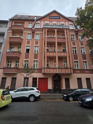 Bezugsfreie Große Altbauwohnung mit 3 Zimmern und Balkon in Kiezlage