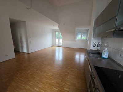 Moderne DG Wohnung in KH Süd