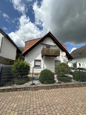 Helle 2-Zimmer-Wohnung mit Balkon,Einbauküche und neuem Bad