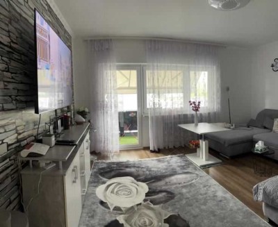 3-Zi-Wohnung inkl. neuw. Einbauküche, Balkon, TG- und Außenstellplatz in saniertem Mehrfamilienhaus