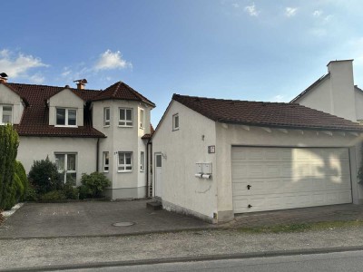 Gepflegte Doppelhaushälfte im Landhausstil mit großer Doppelgarage in Leichlingen (Rheinland)