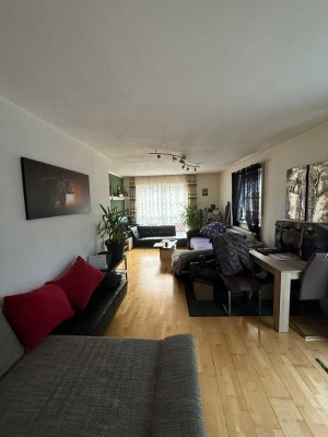 Wohnen nach Ihrer Vorstellung: Praktisch geschnittene 4 Zimmer Wohnung mit Balkon in Regensburg