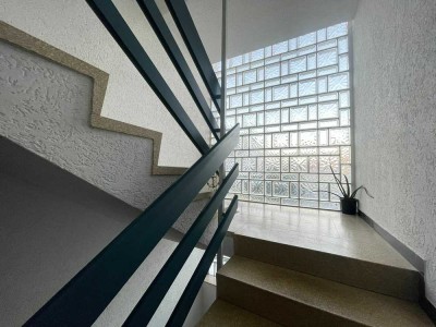 Attraktives 3-Parteienhaus mit 6 Garagen und Baugenehmigung für Anbau – ideal für Investoren!