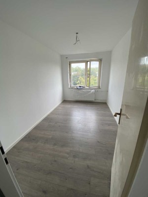 Erstbezug nach hochwertiger Kernsanierung – Stilvolle 3-Zimmer-Wohnung mit Balkon in Frankfurt-Nied