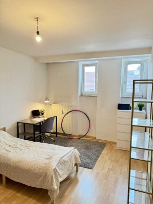 Exklusive, geräumige 3-Zimmer-Wohnung (4OG) / mit Einbauküche / WG geeignet / Bahnhofsnähe