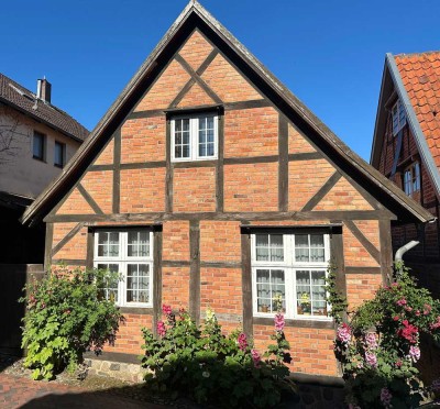 Ruhiges Stadthaus mit vielseitigem Potenzial und historischem Nebengebäude - Courtagefrei!