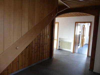 Attraktive 5-Zimmer-Wohnung mit Balkon und Einbauküche in Alerheim