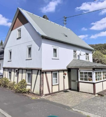 Günstiges 7-Raum-Einfamilienhaus in Haiger mit Scheune, Garage und Garten