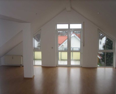 Helle 2-Zimmer-Dachgeschosswohnung mit Balkon in kleiner Wohneinheit