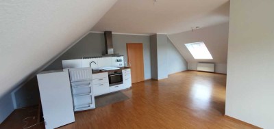 Modernisierte Dachgeschosswohnung mit vier Zimmern sowie Balkon und EBK in Einhausen