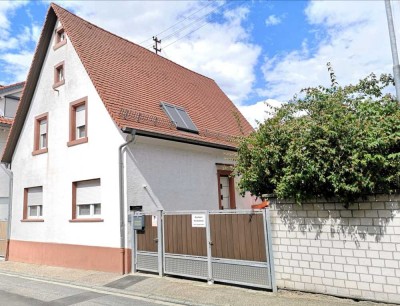 Kernsaniertes Ein-Zweifamilienhaus mit großem Grundstück. Provisionsfrei!