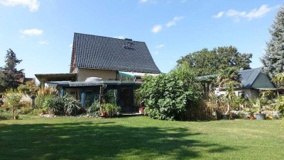 Schwimmhalle, Sauna, Wintergarten, Solar und riesiges Grundstück.