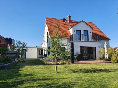 Energieeffizientes Einfamilienhaus mit Garage und tollem Grundstück in bester Lage.