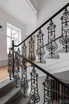 BALKON UND ÜBER 4 METER RAUMHÖHE II PRESTIGE UND ELEGANZ II WOHNEN IM DENKMALGESCHÜTZEN MÖDLINGER STADTJUWEL II FUSSGÄNGERZONE