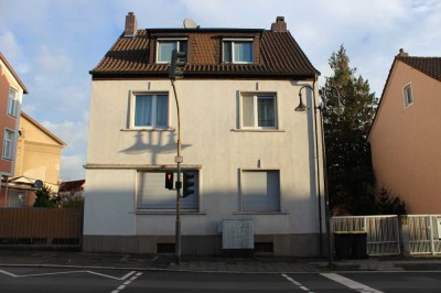 Solides Dreifamilienhaus in Offenbach-Bieber:
2 laufende Mieten, 1 Wohnung zur individuellen Gestal