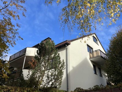 Frankfurt-Dornbusch - renovierte DG-Maisonette-Wohnung mit Kamin, 2 Balkonen, Garage und EBK