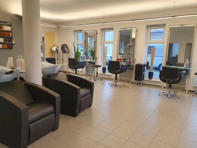 Einfamilienhaus mit Friseursalon im EG, im OG eine Wohnung