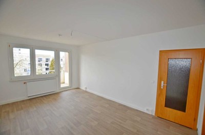 neu sanierte 3-Raum-Wohnung, 1.Etage mit Badewanne und Balkon! Bezug ab 25.09.2025 möglich!