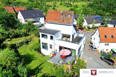 Wunderschönes Zweifamilienhaus mit großer Doppelgarage und Einliegerwohnung in naturnaher Lage